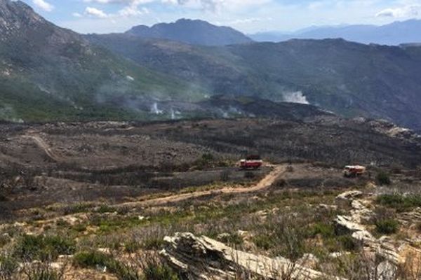 Des pompiers éteignent les fumeroles