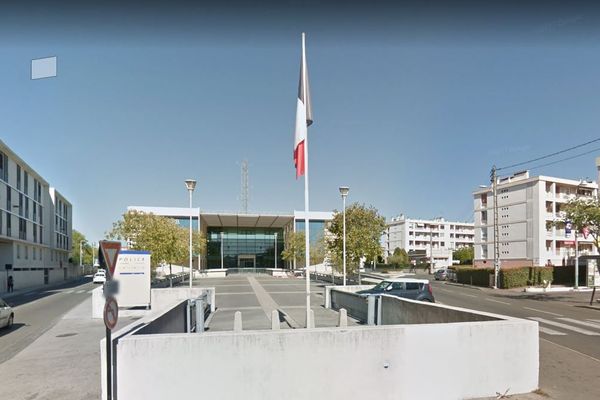 Les suspects ont été placés en garde à vue au commissariat de police de Nîmes.