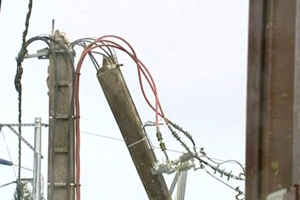 Le poteau électrique a cassé suite à la chute d'un arbre à Crécy-en-Ponthieu.