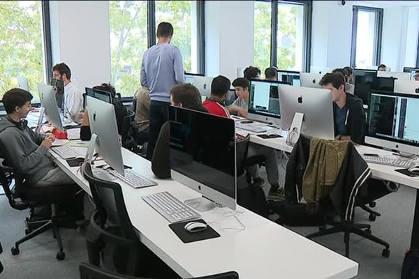 Dans cette école décontractée, les élèves peuvent manger, dormir, travailler quant ils veulent. Seul importe le résultat.