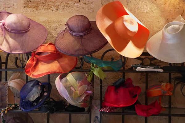 L'art de la modiste : des chapeaux sur mesure à la finition haute couture