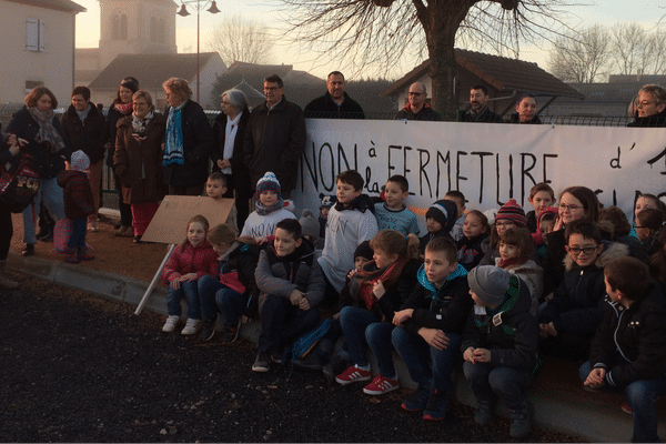 Les parents d'élèves de Paray-sous-Briailles dans l’Allier se mobilisent, mercredi 24 janvier, contre la fermeture d'une classe. 