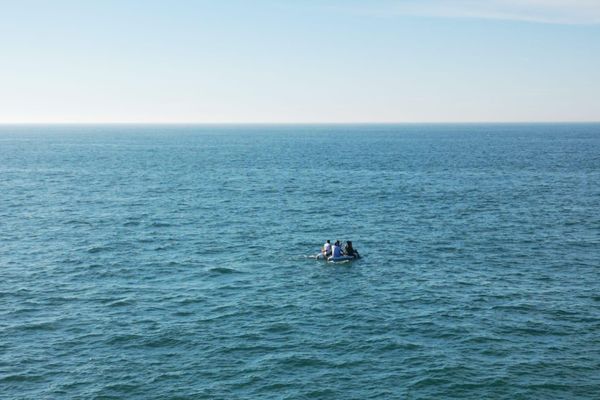 Une embarcation de fortune au milieu de la Manche en août dernier