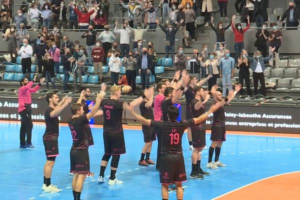 Joueurs et supporters du Fenix Toulouse Handball unis dans un "clapping" en fin de match pour célébrer la qualification en coupe d'Europe.