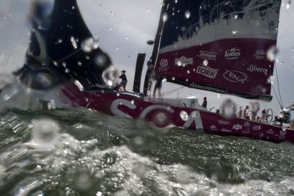 L'équipe SCA conduite par Sam Davies, au départ de la 8ème étape de la Volvo Ocean Race.