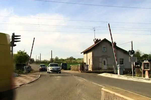 Le passage à niveau de Ruffey  se trouvant à l'intersection de deux routes départementales était hautement dangereux