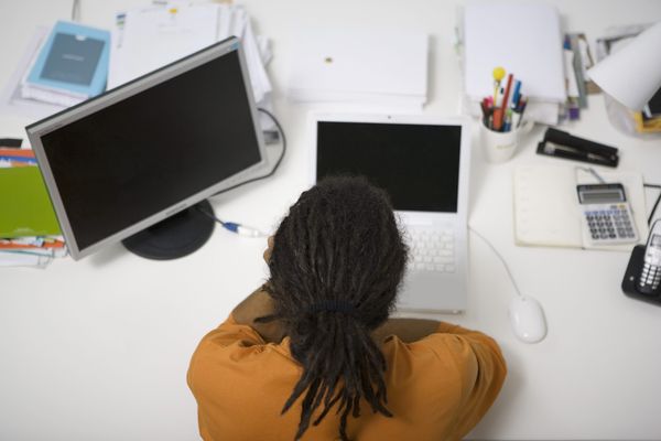 Tresses de couleur, dread locks, extensions capillaires... Autant de variantes qui ne passent pas auprès de certains employeurs