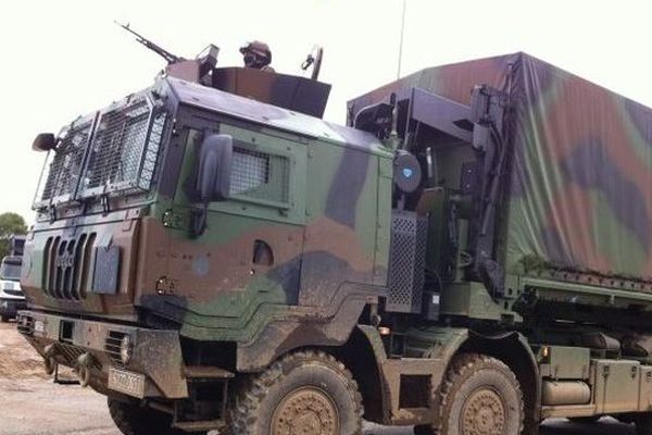 Présentation du porteur polyvalent logistique, le nouveau camion blindé et équipe d'une mitrailleuse de l'armée française, la Courtine, 16/10/2013