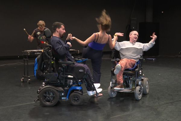 "Tout le monde peut danser", selon Cécile Barbedette, danseuse et chorégraphe au sein de la compagnie Dana (ici en compagnie de Vincent au vibraphone et de deux danseurs - Karim à gauche et Dimitri à droite).