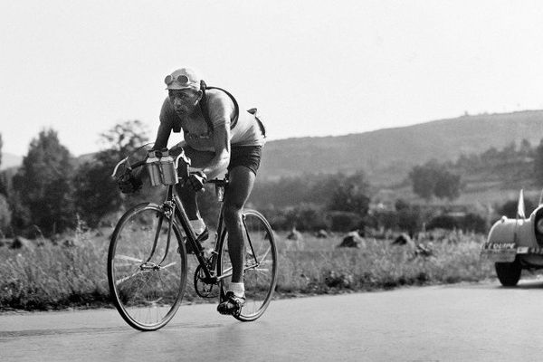 Albert Bourlon roule, le 11 juillet 1947, lors de la 14ème étape du Tour de France entre Carcassonne et Luchon.