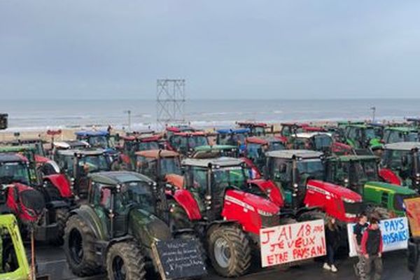 Les tracteurs des agriculteurs en colère se ressemblaient sur la plage du Touquet samedi 27 janvier 2024.