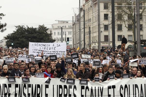 80 000 personnes à Nantes plus de 120 000 dans les villes des Pays des Loire ont marché pour la Liberté et pour la mémoire des victimes de l'attentat contre Charlie Hebdo et les otages de la Porte de Vincennes