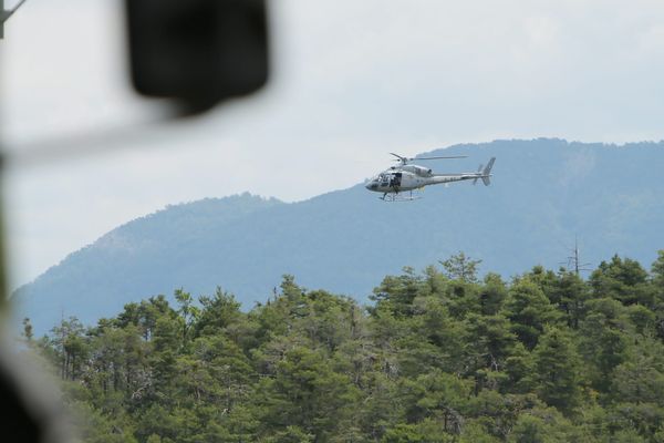 Illustration : un hélicoptère de la gendarmerie survole la zone.