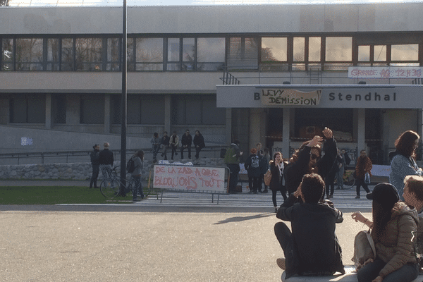 Blocus devant le bâtiment Stendhal lundi 9 avril 2018