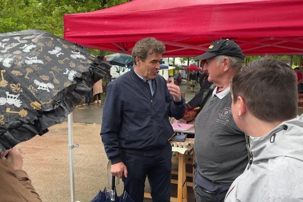 Eric Michoux, ici en campagne, est un des trois candidats bourguignons a brigué les banières LR et RN