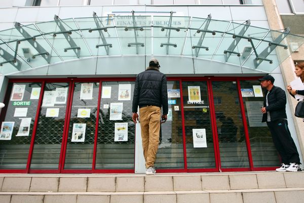 Le centre des finances publiques de Perpignan, dans les Pyrénées-Orientales, bloqué par des agents des impôts - 17 octobre 2016