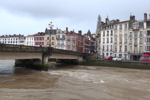 Le débit de la Nive est encore fort ce 18 octobre à Bayonne.