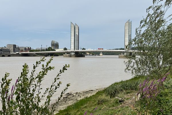 Trois mineurs circulaient à bord d'un jet-skis dans les environs du pont Chaban-Delmas à Bordeaux lorsqu'ils ont chuté, entrainant la disparition de l'un d'entre eux.