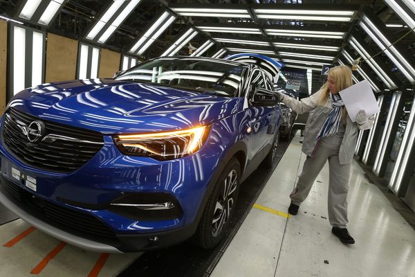 Une Opel Grandland X sur les chaînes de production de PSA Sochaux 