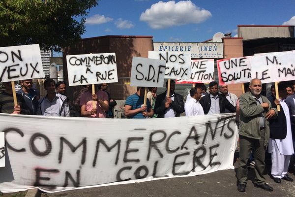 les commerçants du centre "les portes de la Ville" à Garges-Lès-Gonesse manifestent dimanche 21 mai 2017.