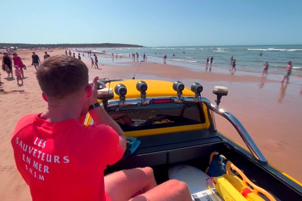 À Talmont-Saint-Hilaire (Vendée), les sauveteurs en mer veillent sur les baigneurs tout l'été. Sur la plage du Veillon, des baïnes se forment régulièrement avec les marées, et menaçent la sécurité des baigneurs.