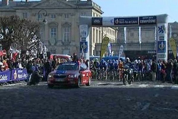 Le départ du Paris-Roubaix 2013 a été donné à Compiègne sous une beau ciel bleu.