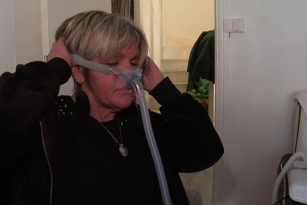 Muriel le Gall porte chaque nuit le respirateur Philips en raison de son apnée du sommeil