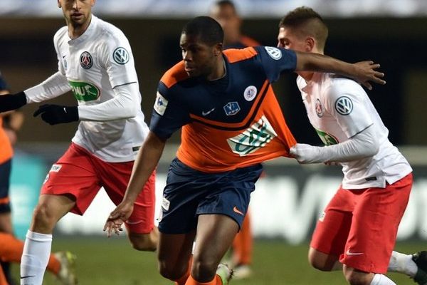 Djamel Bakar MHSC aux prises avec Marco Verrati milieu de terrain du PSG