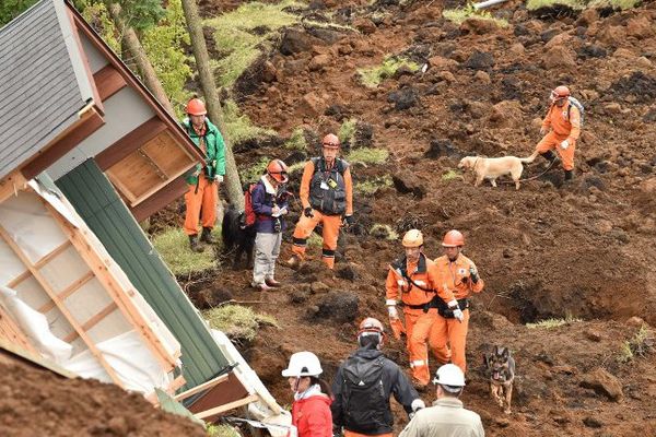 Les secours à la recherche des disparus dans le village dévasté de Minami-Aso au Japon.