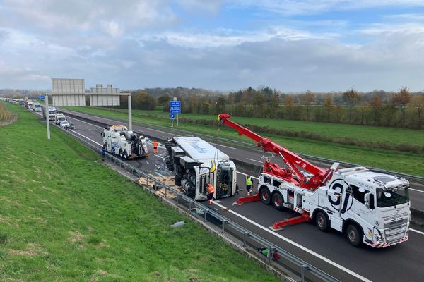 Un camion s'est renversé sur l'autotoute A28 à hauteur de Chailloué, dans l'Orne, jeudi 14 novembre 2024.