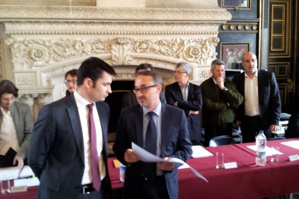 Xavier Bonnefont et Philippe Lavaud lors de la passation de pouvoir à la mairie d'Angoulême