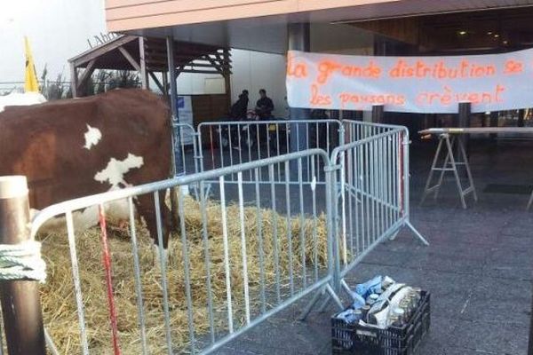 La Confédération Paysanne manifeste devant une grande surface de Seynod