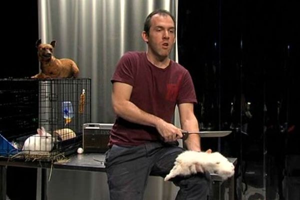 Rémy Berthier dans "On ne bouge plus", spectacle mélant magie et taxidermie. Sortie en 2014.