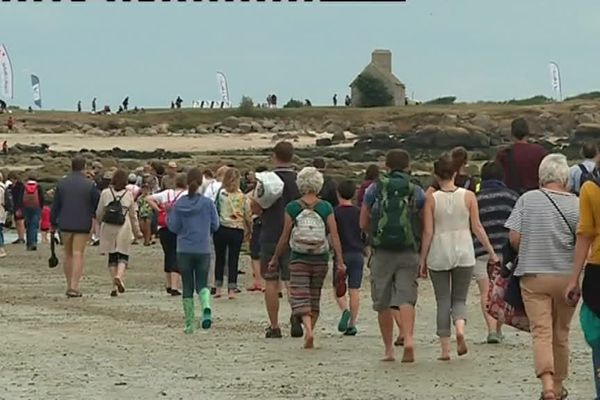 Comme chaque été, le public se rend sur l'île en profitant de la marée basse pour aller assister aux concerts.