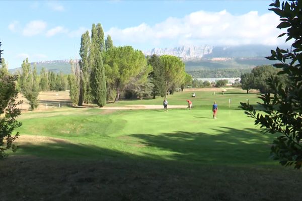 C'est le propriétaire du golf de Fuveau, qui souhaite construire sur son terrain 132 villas de luxe.