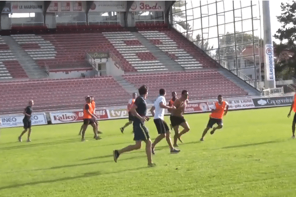 Entre deux longueurs, initiation rugby pour les nageurs de l'équipe de France.