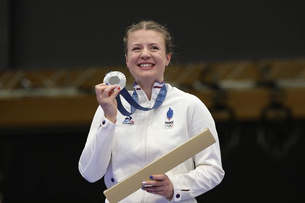 Camille Jedrzejewski sur le podium des Jeux olympiques de 2024, médaillée d'argent au tir à 25m à Châteauroux samedi 3 août.