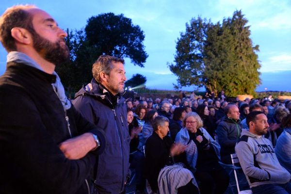 Le réalisateur Édouard Bergeon et Guillaume Canet lors d'une diffusion du film dans une ferme de Saint-Pierre-sur-Orthe en Mayenne