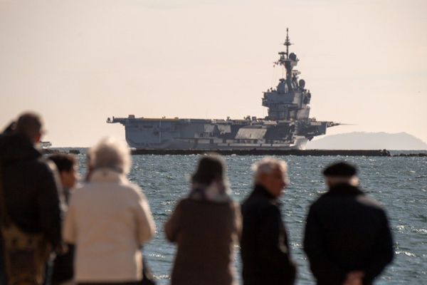 Le porte-avions Charles de Gaulle, ici quittant le port de Toulon en mars dernier, fera partie du scénario de l'exercice.