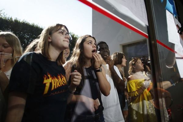 Les élèves caennais découvrent leurs notes au lycée Malherbe en juin 2018