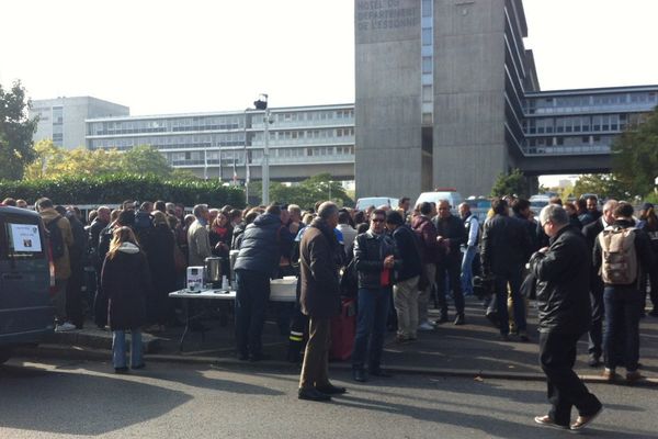 Rassemblement de policiers devant le commissariat d'Evry, le 11 octobre 2016