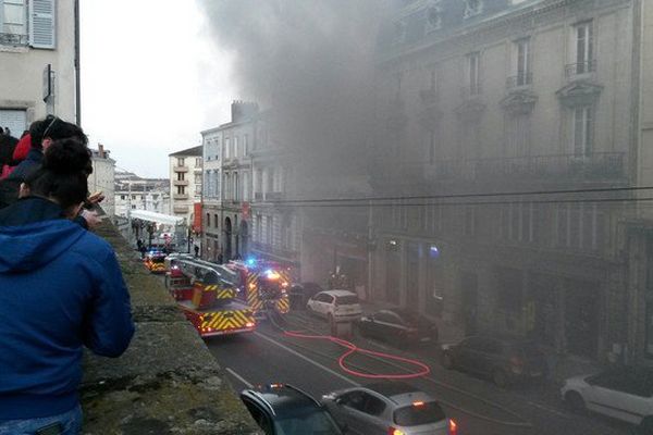 Une impressionnante fumée est sortie d'un restaurant du boulevard Louis-Blanc, causée par un feu de cuisine