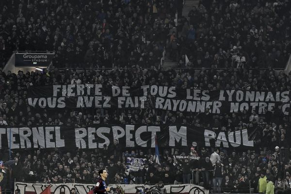 Le public du Groupama Stadium a rendu hommage à Paul Bocuse, décédé la veille, lors de la rencontre de Ligue 1 opposant Lyon au PSG, le 21 janvier 2018.