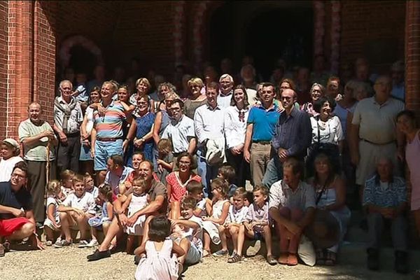 Les couples mariés avec leur famille devant la chapelle de Notre-Dame d'Arliquet. 