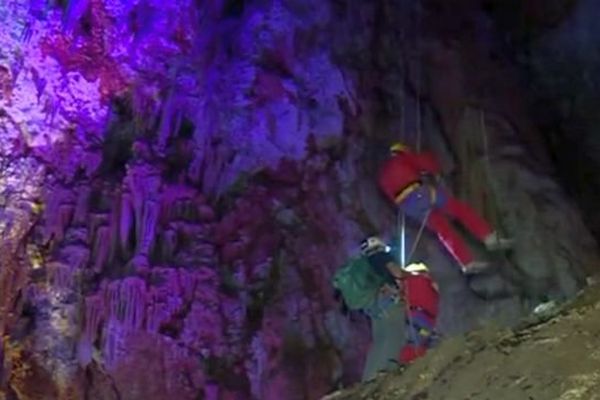 Saint-Privat-de-Champclos (Gard) - 50 ans après, 3 des découvreurs de la grotte de la Salamandre revivent leur descente - juin 2015.