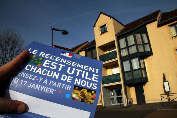 La campagne de recensement a commencé en Centre-Val de Loire. Immersion avec un agent recenseur à Tours.