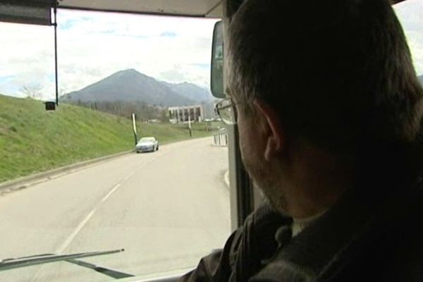 Une exemple typique de ce que rencontrent les chauffeurs de bus au quotidien : une voiture garée sur un accès étroit. 