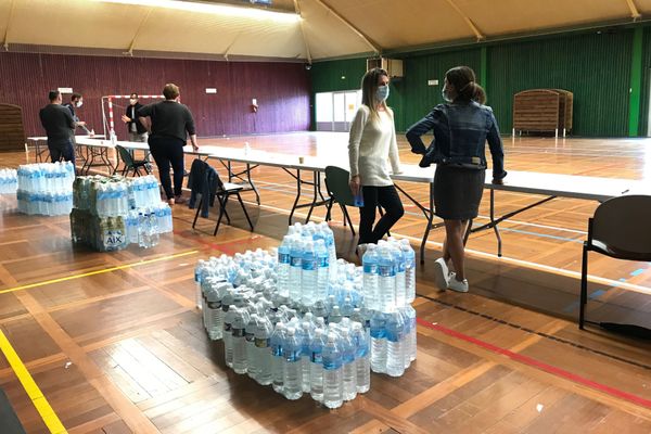 Distribution de bouteilles d'eau à La Balme-de-Sillingy.