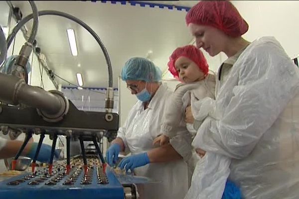 Pendant la période estivale, les visiteurs peuvent découvrir les chaînes de fabrication du chocolat.