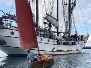 Littoral vous fait vivre ce grand rassemblement au côté des gens de mer de tout horizon, plongez dans les coulisses de cet événement, pour comprendre l’importance des fêtes maritimes de Brest dans la renaissance du patrimoine traditionnel